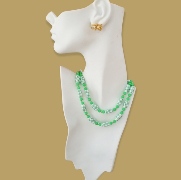 Vintage 1960s Mid Century Lime Green and White Acrylic Beaded Necklace - Picture 7 of 8